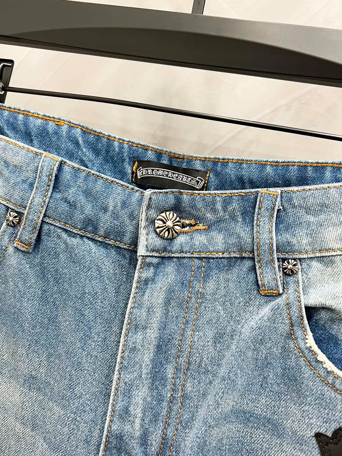 P200 Style Number: [M927] Chrome Hearts & Chrome Hearts 25ss Black Cross Patch Leather Jeans Chrome Hearts’ logging pants are here! ! ! CH Croix Heart Double Knee Cross Patch Leather Bo1 Style Logging Pants Straight-leg Work Pants B136 Croix Heart Cross Sanskrit Overalls Price 24W Level, patchwork cross pattern embellishment, high-waisted washed jeans! ! Absolutely high-end luxury products, 1.9W level god-level single products, super popular products, made by top heavy industry, not to be missed. About Zangyin, this is an extremely luxurious fashion brand, which can also be called the nobles of the high street. It has always been an exclusive brand of some hipsters or rich second generation. Compared with ordinary high streets, it is more luxurious and noble. Compared with luxury brands, it has a more fashionable personality and has always been a brand that I have a special liking for. Imported yarn is custom-woven into a high-density twill canvas, which ensures a crisp silhouette while also making the fabric feel very delicate. It follows the B01 classic silhouette, with a crisp and stylish upper body. The ready-made garments are stone-ground and fermented and can be matched with any style. Buttons and zinc brushing are washed with genuine YKK retro metal products. Double-layered canvas on the front. Perfect details. All hardware is perfect. Size: 30-32-34-36 Color: blue pants and black leather